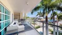 Exceptional Beachfront condo on Crescent Beach - สระว่ายน้ำส่วนตัว