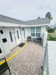 Galveston beach house - 1 block from the beach - อ่างจากุชชี่