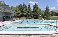 Spacious Sun Valley Escape- Ground Level, Private Porch & BBQ - Pools