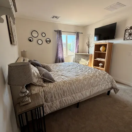 Private Heated Pool - Free Pool Heat, Fire-Pit, Pool Table, Bar, Dog-Friendly!