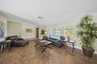 Cypress House Private SALTWATER pool. Great location, 7 miles to the beach! - Private Pools