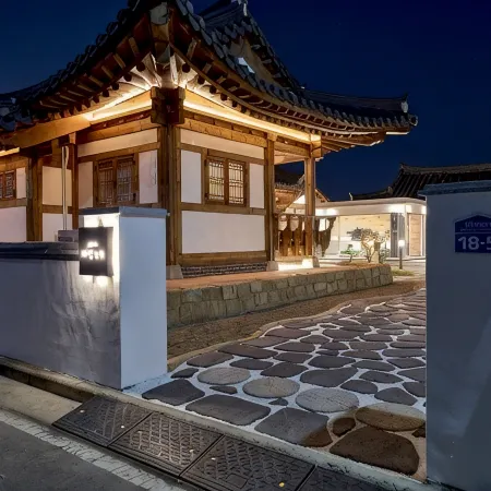 Gyeongju Madang Hanok Отели рядом с достопримечательностью «Храм Пэннюльса»