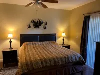 Gated Condo; pool,  hot tub, gym, 2 bedrooms, 2 bath, 5 min to Cardinals Stadium Hotels near Camelback Ranch