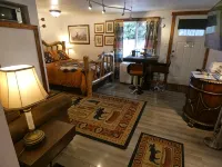 Yellowstone Studio # 2. Just One Mile From Yellowstone's Main Entrance - 2-Star