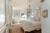 Ski-in/Ski-Out Penthouse 200ft to Gondola, Mountain Views, Fireplace & Balcony