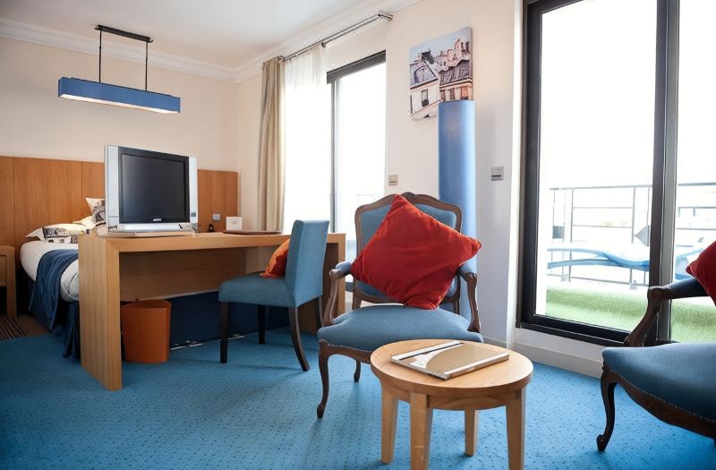 Westside Arc de Triomphe Hotel