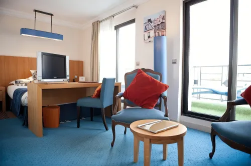 Westside Arc de Triomphe Hotel