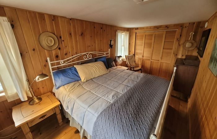 Cozy Little Carriage House with Spectacular Sunsets at The Rockbound House