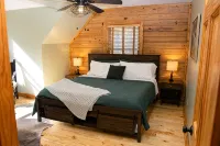 Hidden Honey Hole Cabin: 4 BEDROOM, POOLS, TENNIS/PICKLEBALL, HIKING, LAKE AREA - ブティック