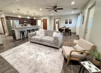 Beatrice Beauty - Remodeled 2 bed 2 bath in quiet neighborhood - Wifi