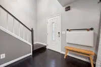 Spacious Modern Home w/ Pool • Hot Tub • Game Room - Homestays