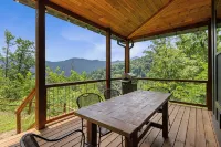Long Views Retreat/3 Suites/Pet-Friendly - Sleeps 8 - Chalets