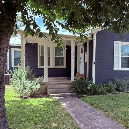 Spacious Vintage Gem - Big Yard - Close to Downtown & Schreiner - Dogs Welcome!