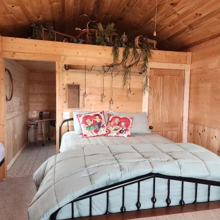 The Bunkhouse Tiny home with a farm feel.with WiFi,and AC.