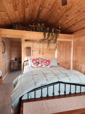 The Bunkhouse Tiny home with a farm feel.with WiFi,and AC.