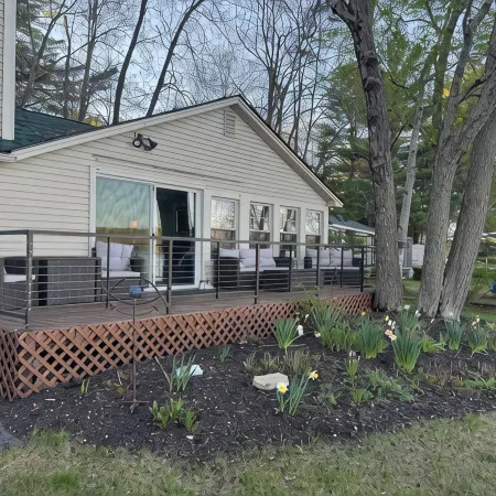 Charming 4-bedroom cottage with AC, WiFi on Little Sebago Lake waterfront Отели в г. Грей