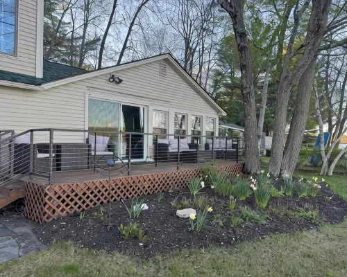 Charming 4-bedroom cottage with AC, WiFi on Little Sebago Lake waterfront Hotels in Gray