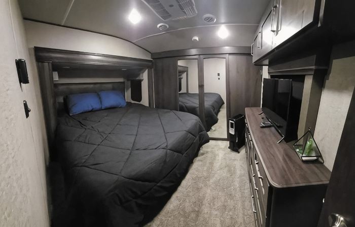 Luxurious 37' 5th Wheel. Enjoy all the fun of Glamping