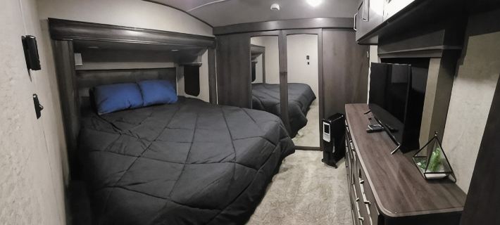 Luxurious 37' 5th Wheel. Enjoy all the fun of Glamping フォークスのホテル