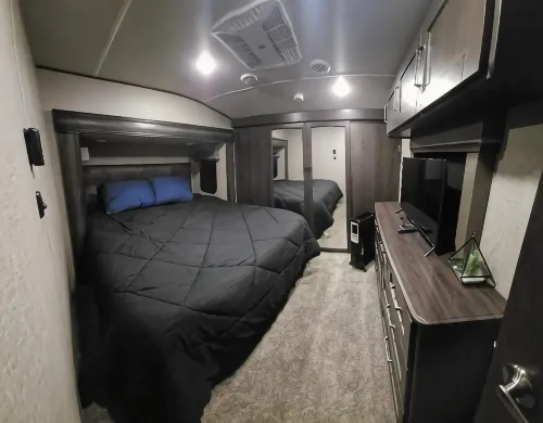 Luxurious 37' 5th Wheel. Enjoy all the fun of Glamping