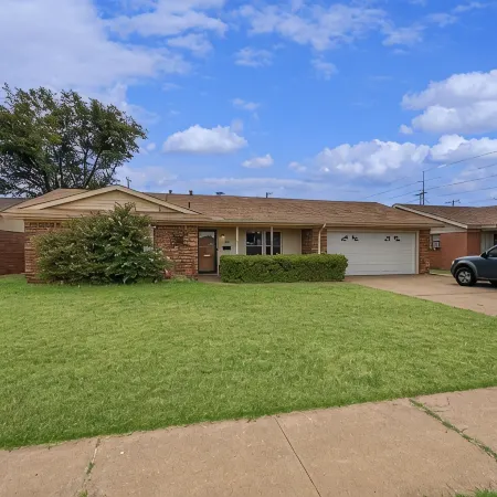 Charming 3-bedroom Texas Tech house with AC and fitness room in Lubbock