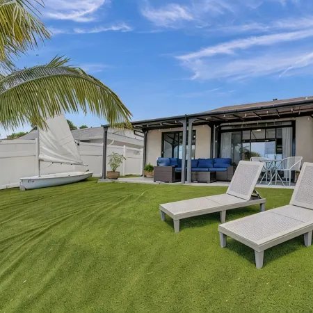Charming lake view 3-bedroom in pleasant Fort Lauderdale