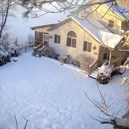 MOUNTAIN TOP RETREAT - STUNNING VIEWS! Hot tub, secluded, family friendly, 5BR!