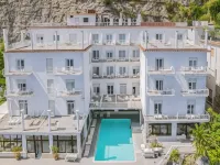 Hotel Admiral Hotels near Peter's Beach