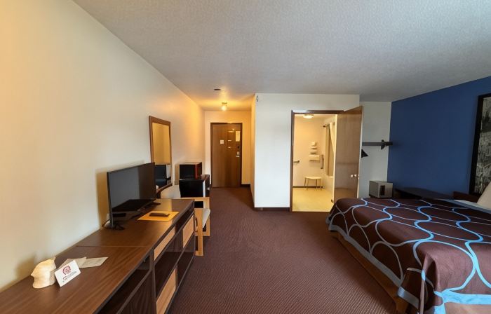 Super 8 by Wyndham Iron Mountain