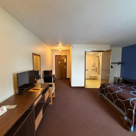 Super 8 by Wyndham Iron Mountain