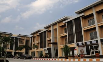Boonjumnong Modern Apartment