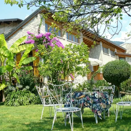 House in the paradise garden above v. Gargnano for individuals u. Children