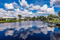 Luxury Spacious Home Pool, Boat Dock Gulf Access! Fits up to 12 people - Homestays