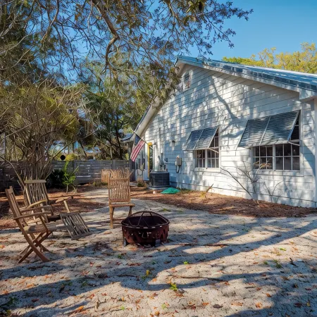 Charming beach cottage! Near Seaside with easy beach access! Love pets!