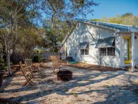 Charming beach cottage! Near Seaside with easy beach access! Love pets! - Wifi