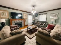 Victorian Home in Original Grandeur Downtown - 3 ดาว