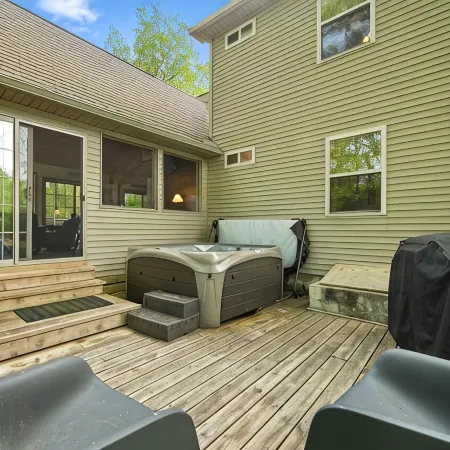 Cozy Chalet Style Home, Walk to Lake Harmony