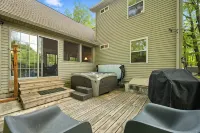 Cozy Chalet Style Home, Walk to Lake Harmony - 샬레 호텔