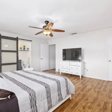 Stylish 5Br  3BA Home w/Pool  Perfect for 16Ppl