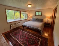 Private mid-century modern hideaway in forest near the river and sea. - 3 stjerner