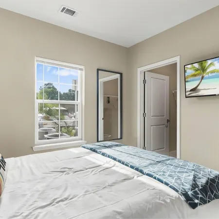 Elegant 1BR/1BA Condo with Pool, Gym and Laundry