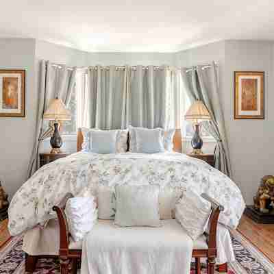 Cambria Victorian Castle: Walk to Beach, Village Shops, Wineries and Galleries! Rooms