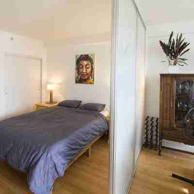 Stylish, Bright, Chinatown Condo, w/secure parking, pet ok, view, self-check-in. Rooms