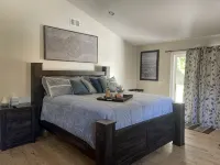 SPACIOUS LUXURY LODGE, 5 MIN TO SLOPES 2 FIREPLACES, POOLTABLE sleeps 16 - Hot Tub