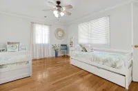 Chincoteague Island Creekside Cottage - Bungalows