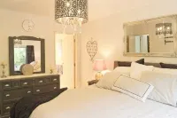 Only 4 km to Town. Beautiful Inside & Out, Relaxing,Tranquil, Great Home for All Hotels in 