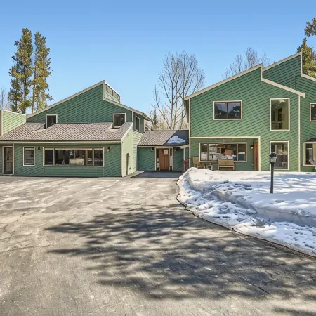ONE BLOCK to restaurants, bars & free bus to Breck & Copper. Hot tub/pool table!