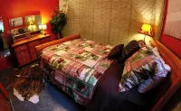 Boulder Run Log Cabin w/ Hot Tub and Pool