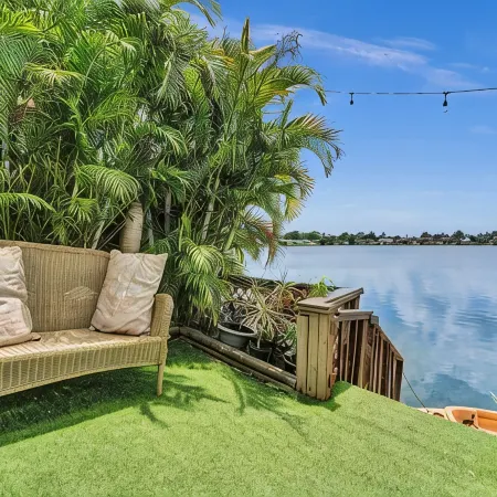 Lake view jacozi entire home Close tohard rock. 10 min from FLL and the beach.