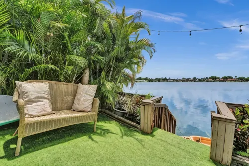 Lake view jacozi entire home Close tohard rock. 10 min from FLL and the beach. - Scenic